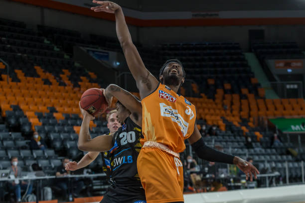 出了巨大贡 出了巨大贡